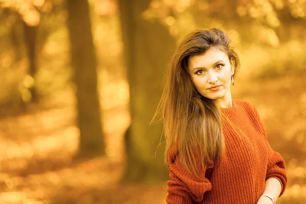 Giovane ragazza nel parco . — Foto Stock