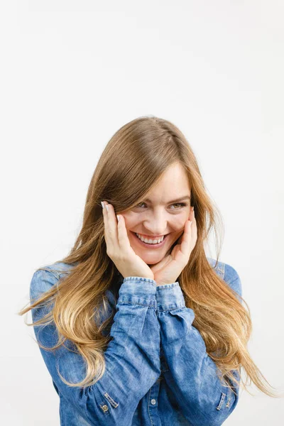 Jovem alegre está sorrindo . — Fotografia de Stock