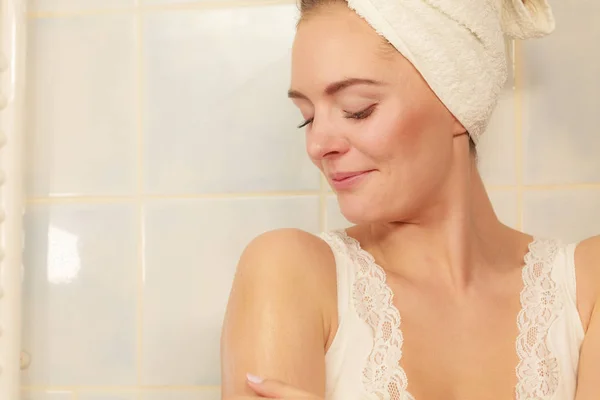 Woman applying moisturizer cream on her body — Stock Photo, Image