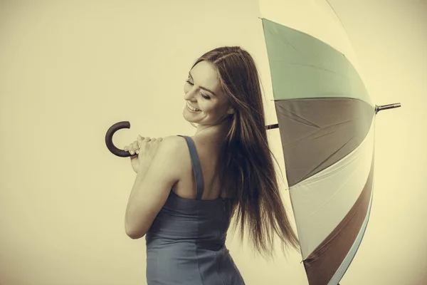 Mujer en vestido de verano sostiene paraguas —  Fotos de Stock