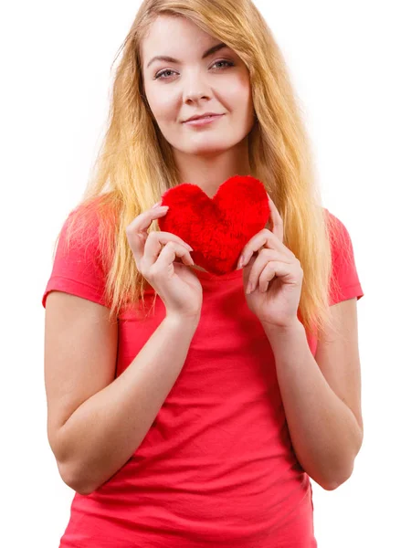 Donna ragazza bionda con il cuore rosso simbolo di amore — Foto Stock