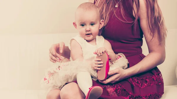 Bebê feliz menina em joelhos mãe . — Fotografia de Stock