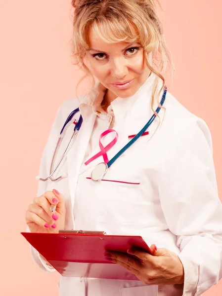 Kobieta lekarz zdiagnozować pacjenta — Zdjęcie stockowe