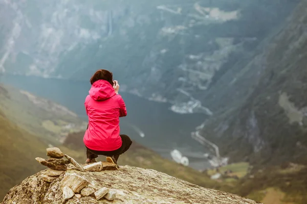 Mujer turística en Dalsnibba mirador Noruega — Foto de Stock