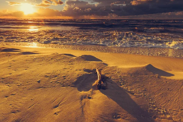 Mooie zonsondergang met wolken boven zee en strand — Stockfoto