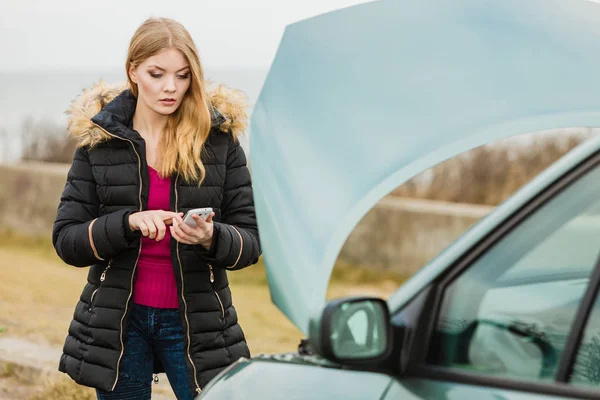 Un coche averiado, una mujer llamando a alguien — Foto de Stock