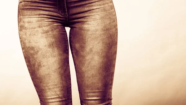 Kleding, mode. Vrouw heupen met jeans. — Stockfoto