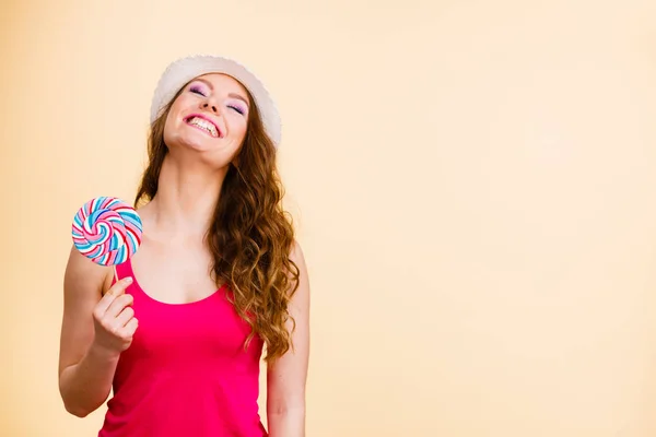 Žena v ruce drží candy barevné lízátko — Stock fotografie