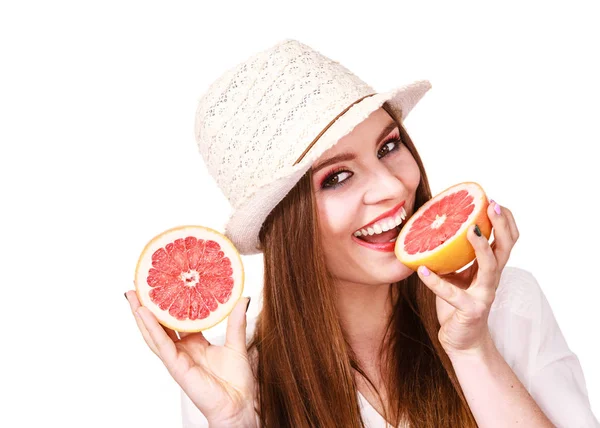 Mulher segura duas metades de frutas cítricas de toranja nas mãos — Fotografia de Stock