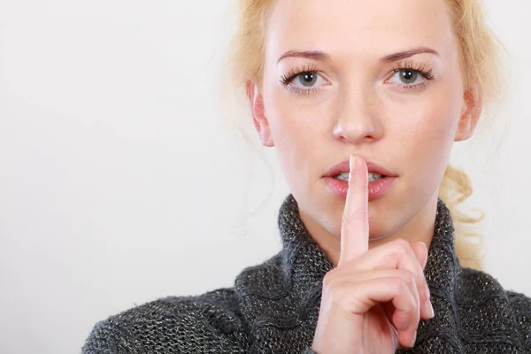 Mujer sosteniendo el dedo cerca de los labios, silencio —  Fotos de Stock