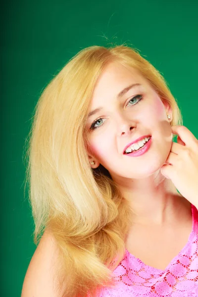 Heureuse femme blonde souriante en haut rose — Photo