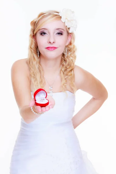 Sposa mostrando anello proposta — Foto Stock