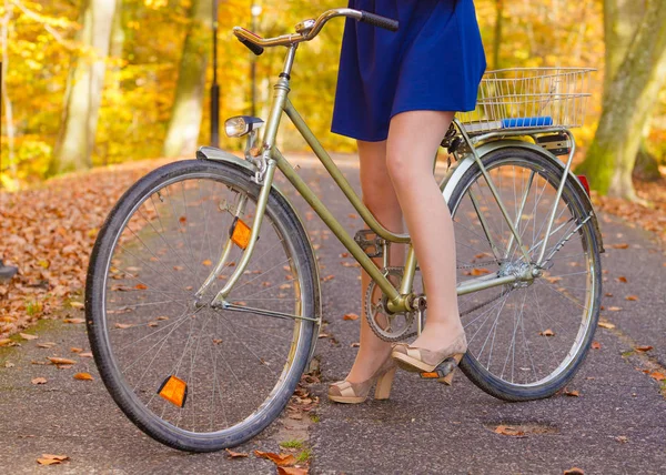 Menina em vestido de bicicleta . — Fotografia de Stock