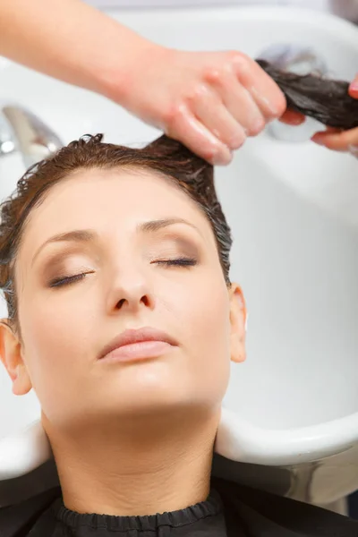 Peluquería lavando su cabello de cliente mujer —  Fotos de Stock