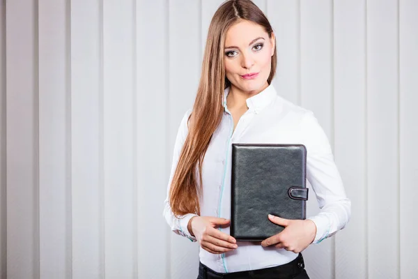 Ung kvinna kontorist håll fallet med filer. — Stockfoto