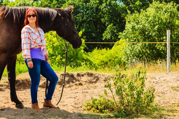Cowgirl, stojící vedle hnědý kůň přítel — Stock fotografie