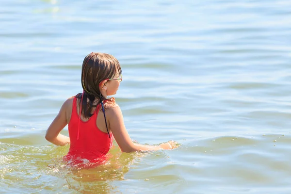 海の水で小さな女の子の子供。楽しい — ストック写真