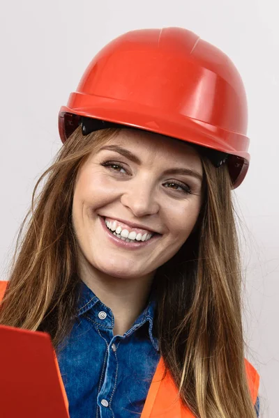 Kobieta inżynier budowy konstruktora w kasku. — Zdjęcie stockowe