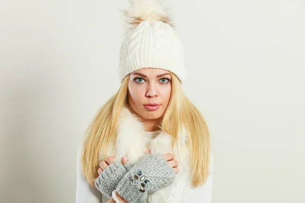 Mujer vistiendo ropa de invierno caliente — Foto de Stock