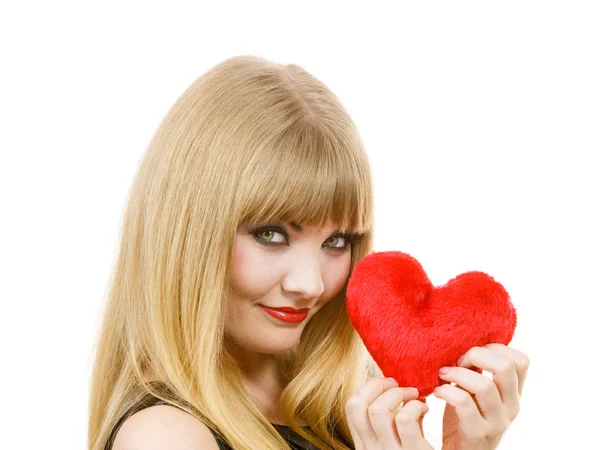 Kırmızı kalp aşk sembolü tutan kadın güzel kız — Stok fotoğraf