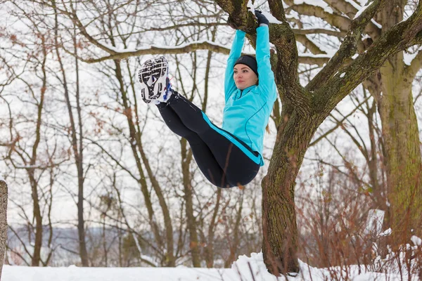 冬季运动，行使在树上的女孩. — 图库照片