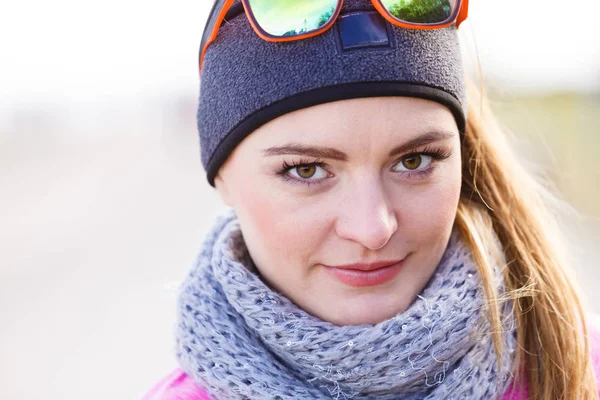 Chica de fitness con ropa deportiva caliente en el día frío — Foto de Stock