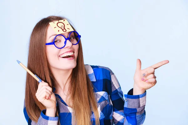 Mujer pensando bombilla idea de luz en la cabeza, chica creativa un montón de ideas — Foto de Stock