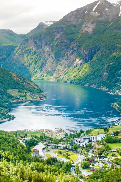 Geirangerfjord y Geiranger pueblo en Noruega — Foto de Stock