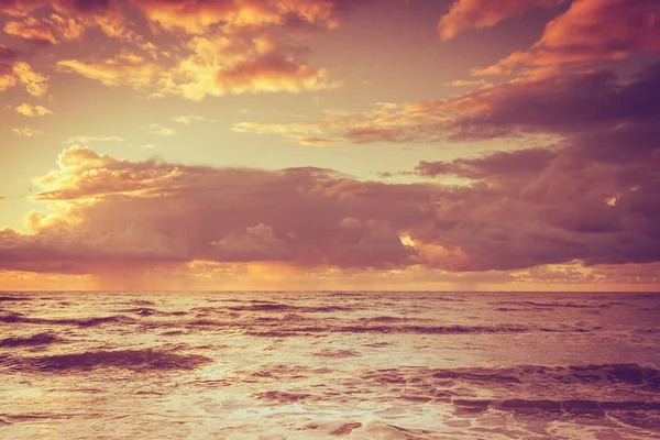 バルト海上の雲と美しい夕日 — ストック写真