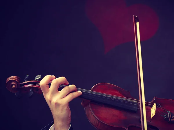 Mann elegant gekleidet spielt Geige — Stockfoto