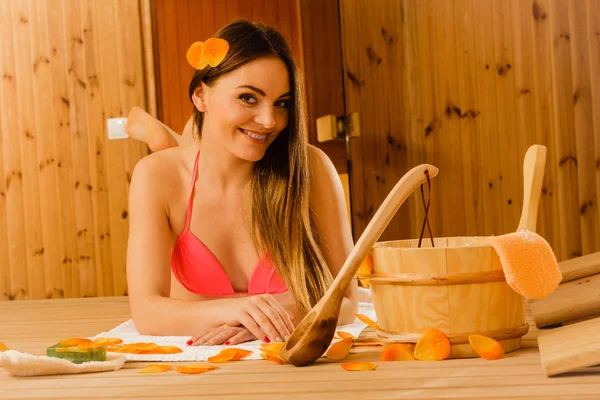 Jeune femme relaxante au sauna. Bien-être Spa . — Photo