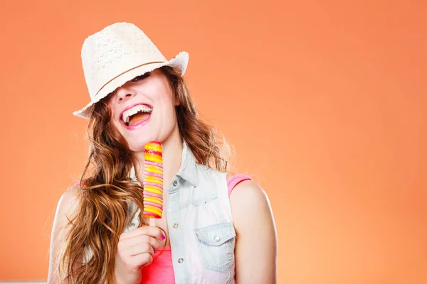 Žena v letním klobouku jíst zmrzlinu — Stock fotografie