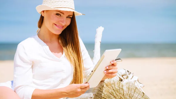 Chica con la tableta en la playa . — Foto de Stock
