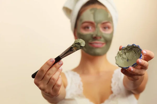 Woman applying with brush clay mud mask to her face — Stock Photo, Image