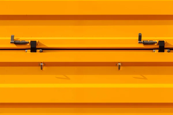 Industriële golvende oranje tinware met metalen elementen — Stockfoto