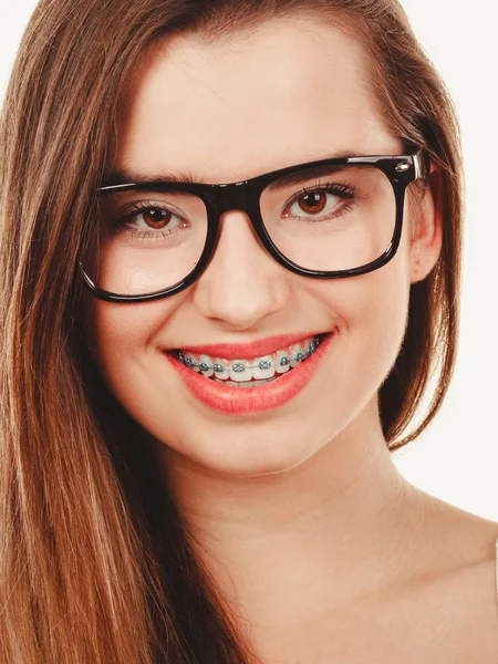 Felice nerd adolescente in occhiali mostrando bretelle — Foto Stock