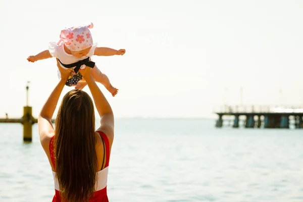 Mother playing with baby on beach — Stock Photo, Image