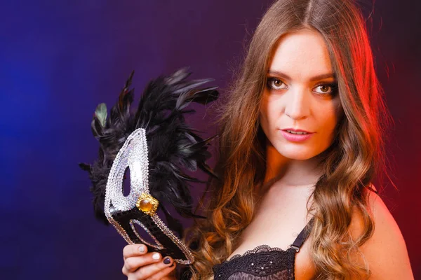 Nahaufnahme Frauengesicht mit Karnevalsmaske auf dunklem Hintergrund — Stockfoto