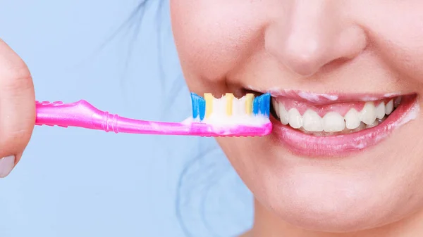 Femme brossant les dents de nettoyage — Photo