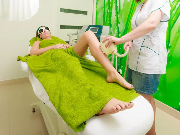 美容師でレーザー治療を受ける女性 — ストック写真