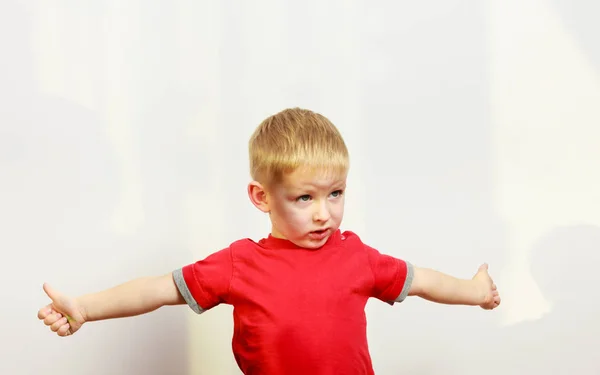 Kleine jongen spelen tonen duim omhoog gebaar — Stockfoto