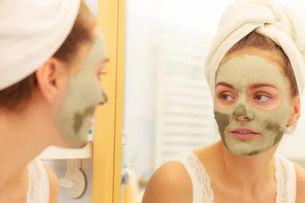 Kadın yüzü Yeşil Kil çamur maskesi — Stok fotoğraf