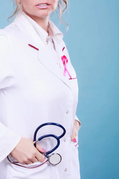 Růžová stuha s stetoskop na zdravotnické uniformy. — Stock fotografie