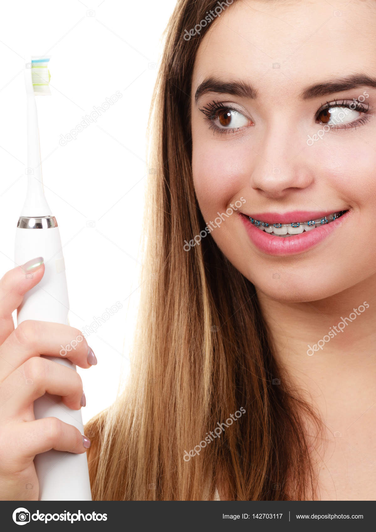 Woman brushing teeth with braces using brush — Stock Photo © Voyagerix 142703117