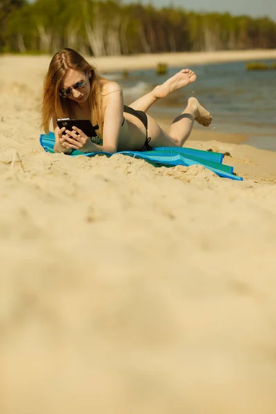 Mujer en bikini tomando el sol y relajándose en la playa —  Fotos de Stock