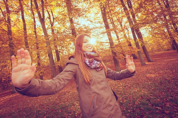 Chica está disfrutando de hermoso día fuera . — Foto de Stock