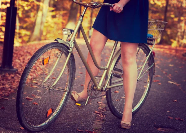 Señora en vestido azul en la bicicleta . — Foto de Stock