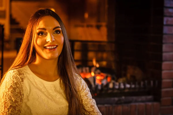幸福的女人在壁炉放松肌肉。冬天回家. — 图库照片