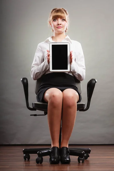 Vrouw met Tablet PC. Leeg scherm kopie ruimte. — Stockfoto