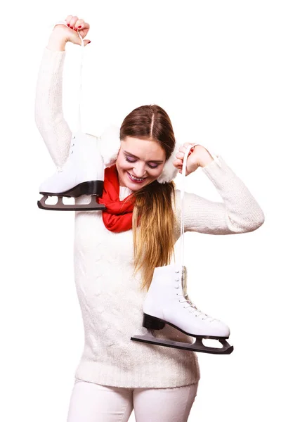Усміхнена жінка з ковзанами — стокове фото